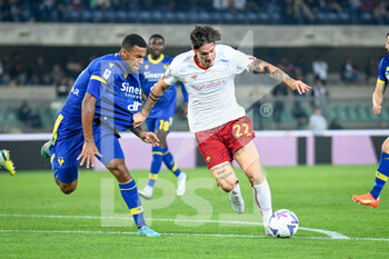 2022-10-31 - Roma's Nicolò Zaniolo in action against Verona's Isak Hien - HELLAS VERONA FC VS AS ROMA - ITALIAN SERIE A - SOCCER