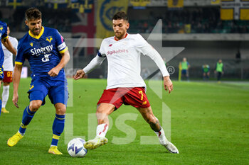 2022-10-31 - Roma's Lorenzo Pellegrini in action against Verona's Miguel Veloso - HELLAS VERONA FC VS AS ROMA - ITALIAN SERIE A - SOCCER
