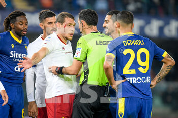 2022-10-31 - Roma's Andrea Belotti injuried after the action with Verona's Davide Faraoni - HELLAS VERONA FC VS AS ROMA - ITALIAN SERIE A - SOCCER