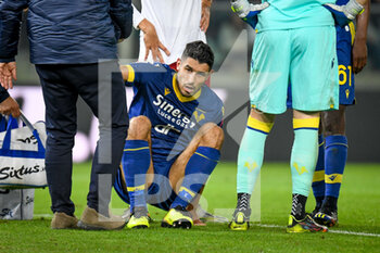 2022-10-31 - Verona's Davide Faraoni injury after the action with Roma's Andrea Belotti - HELLAS VERONA FC VS AS ROMA - ITALIAN SERIE A - SOCCER