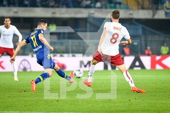 2022-10-31 - Verona's Kevin Lasagna in action against Roma's Nemanja Matic - HELLAS VERONA FC VS AS ROMA - ITALIAN SERIE A - SOCCER