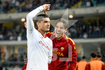 2022-10-31 - Roma's Cristian Volpato celebrates after scoring a goal with Roma's Nicolò Zaniolo - HELLAS VERONA FC VS AS ROMA - ITALIAN SERIE A - SOCCER