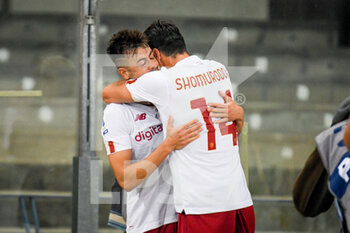 2022-10-31 - Roma's Stephan El Shaarawy celebrates after scoring a goal with Roma's Eldor Shomurodov - HELLAS VERONA FC VS AS ROMA - ITALIAN SERIE A - SOCCER