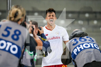 2022-10-31 - Roma's Stephan El Shaarawy celebrates after scoring a goal with photographers - HELLAS VERONA FC VS AS ROMA - ITALIAN SERIE A - SOCCER