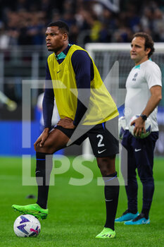 2022-10-29 - Denzel Dumfries of FC Internazionale warms up during Serie A 2022/23 football match between FC Internazionale and UC Sampdoria at Giuseppe Meazza Stadium, Milan, Italy on October 29, 2022 - INTER - FC INTERNAZIONALE VS UC SAMPDORIA - ITALIAN SERIE A - SOCCER