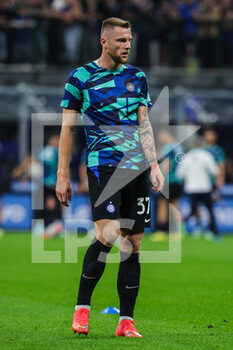 2022-10-29 - Milan Skriniar of FC Internazionale warms up during Serie A 2022/23 football match between FC Internazionale and UC Sampdoria at Giuseppe Meazza Stadium, Milan, Italy on October 29, 2022 - INTER - FC INTERNAZIONALE VS UC SAMPDORIA - ITALIAN SERIE A - SOCCER
