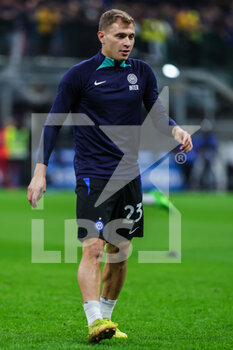 2022-10-29 - Nicolo Barella of FC Internazionale warms up during Serie A 2022/23 football match between FC Internazionale and UC Sampdoria at Giuseppe Meazza Stadium, Milan, Italy on October 29, 2022 - INTER - FC INTERNAZIONALE VS UC SAMPDORIA - ITALIAN SERIE A - SOCCER