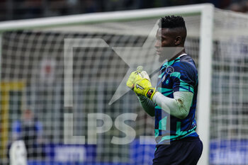 2022-10-29 - Andre Onana of FC Internazionale warms up during Serie A 2022/23 football match between FC Internazionale and UC Sampdoria at Giuseppe Meazza Stadium, Milan, Italy on October 29, 2022 - INTER - FC INTERNAZIONALE VS UC SAMPDORIA - ITALIAN SERIE A - SOCCER