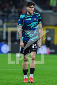 2022-10-29 - Alessandro Bastoni of FC Internazionale warms up during Serie A 2022/23 football match between FC Internazionale and UC Sampdoria at Giuseppe Meazza Stadium, Milan, Italy on October 29, 2022 - INTER - FC INTERNAZIONALE VS UC SAMPDORIA - ITALIAN SERIE A - SOCCER