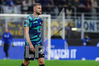 2022-10-29 - Milan Skriniar of FC Internazionale warms up during Serie A 2022/23 football match between FC Internazionale and UC Sampdoria at Giuseppe Meazza Stadium, Milan, Italy on October 29, 2022 - INTER - FC INTERNAZIONALE VS UC SAMPDORIA - ITALIAN SERIE A - SOCCER