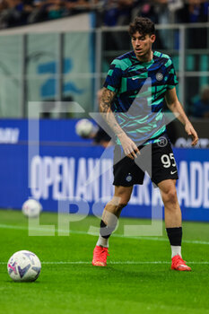 2022-10-29 - Alessandro Bastoni of FC Internazionale warms up during Serie A 2022/23 football match between FC Internazionale and UC Sampdoria at Giuseppe Meazza Stadium, Milan, Italy on October 29, 2022 - INTER - FC INTERNAZIONALE VS UC SAMPDORIA - ITALIAN SERIE A - SOCCER