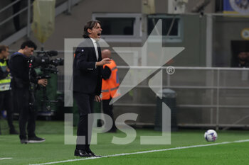 2022-10-29 - Simone Inzaghi Head Coach of FC Internazionale shouts to his players during Serie A 2022/23 football match between FC Internazionale and UC Sampdoria at Giuseppe Meazza Stadium, Milan, Italy on October 29, 2022 - INTER - FC INTERNAZIONALE VS UC SAMPDORIA - ITALIAN SERIE A - SOCCER