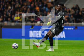 2022-10-29 - Andre Onana of FC Internazionale in action during Serie A 2022/23 football match between FC Internazionale and UC Sampdoria at Giuseppe Meazza Stadium, Milan, Italy on October 29, 2022 - INTER - FC INTERNAZIONALE VS UC SAMPDORIA - ITALIAN SERIE A - SOCCER