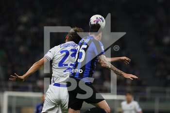 2022-10-29 - Manolo Gabbiadini of UC Sampdoria competes for the ball with Alessandro Bastoni of FC Internazionale during Serie A 2022/23 football match between FC Internazionale and UC Sampdoria at Giuseppe Meazza Stadium, Milan, Italy on October 29, 2022 - INTER - FC INTERNAZIONALE VS UC SAMPDORIA - ITALIAN SERIE A - SOCCER