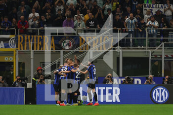 2022-10-29 - Stefan De Vrij of FC Internazionale celebrates with his teammates after scoring a goal during Serie A 2022/23 football match between FC Internazionale and UC Sampdoria at Giuseppe Meazza Stadium, Milan, Italy on October 29, 2022 - INTER - FC INTERNAZIONALE VS UC SAMPDORIA - ITALIAN SERIE A - SOCCER