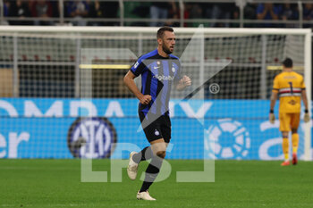 2022-10-29 - Stefan De Vrij of FC Internazionale celebrates after scoring a goal during Serie A 2022/23 football match between FC Internazionale and UC Sampdoria at Giuseppe Meazza Stadium, Milan, Italy on October 29, 2022 - INTER - FC INTERNAZIONALE VS UC SAMPDORIA - ITALIAN SERIE A - SOCCER