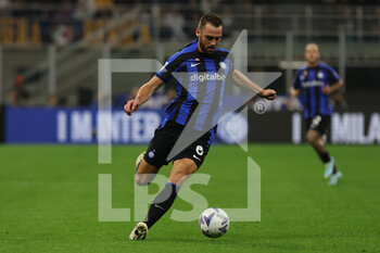 2022-10-29 - Stefan De Vrij of FC Internazionale in action during Serie A 2022/23 football match between FC Internazionale and UC Sampdoria at Giuseppe Meazza Stadium, Milan, Italy on October 29, 2022 - INTER - FC INTERNAZIONALE VS UC SAMPDORIA - ITALIAN SERIE A - SOCCER