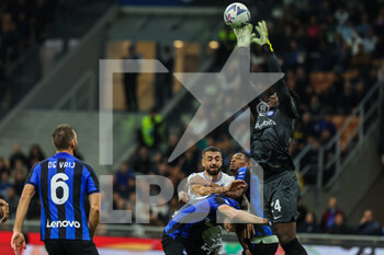 2022-10-29 - Andre Onana of FC Internazionale in action during Serie A 2022/23 football match between FC Internazionale and UC Sampdoria at Giuseppe Meazza Stadium, Milan, Italy on October 29, 2022 - INTER - FC INTERNAZIONALE VS UC SAMPDORIA - ITALIAN SERIE A - SOCCER