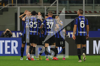 2022-10-29 - Nicolo Barella of FC Internazionale celebrates with his teammates after scoring a goal during Serie A 2022/23 football match between FC Internazionale and UC Sampdoria at Giuseppe Meazza Stadium, Milan, Italy on October 29, 2022 - INTER - FC INTERNAZIONALE VS UC SAMPDORIA - ITALIAN SERIE A - SOCCER