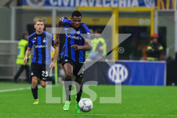 2022-10-29 - Denzel Dumfries of FC Internazionale in action during Serie A 2022/23 football match between FC Internazionale and UC Sampdoria at Giuseppe Meazza Stadium, Milan, Italy on October 29, 2022 - INTER - FC INTERNAZIONALE VS UC SAMPDORIA - ITALIAN SERIE A - SOCCER