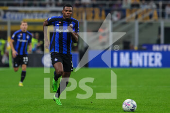 2022-10-29 - Denzel Dumfries of FC Internazionale in action during Serie A 2022/23 football match between FC Internazionale and UC Sampdoria at Giuseppe Meazza Stadium, Milan, Italy on October 29, 2022 - INTER - FC INTERNAZIONALE VS UC SAMPDORIA - ITALIAN SERIE A - SOCCER