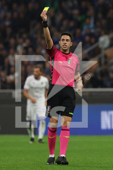 2022-10-29 - Referee Luca Massini in action during Serie A 2022/23 football match between FC Internazionale and UC Sampdoria at Giuseppe Meazza Stadium, Milan, Italy on October 29, 2022 - INTER - FC INTERNAZIONALE VS UC SAMPDORIA - ITALIAN SERIE A - SOCCER