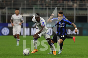 2022-10-29 - Lautaro Martinez of FC Internazionale competes for the ball with Ronaldo Vieira of UC Sampdoria during Serie A 2022/23 football match between FC Internazionale and UC Sampdoria at Giuseppe Meazza Stadium, Milan, Italy on October 29, 2022 - INTER - FC INTERNAZIONALE VS UC SAMPDORIA - ITALIAN SERIE A - SOCCER