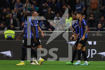 2022-10-29 - Joaquin Correa of FC Internazionale celebrates with his teammates after scoring a goal during Serie A 2022/23 football match between FC Internazionale and UC Sampdoria at Giuseppe Meazza Stadium, Milan, Italy on October 29, 2022 - INTER - FC INTERNAZIONALE VS UC SAMPDORIA - ITALIAN SERIE A - SOCCER
