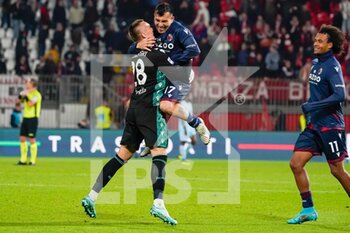 2022-10-31 - Gary Medel (Bologna FC) and Lukasz Skorupski (Bologna FC) celebrates the win  - AC MONZA VS BOLOGNA FC - ITALIAN SERIE A - SOCCER