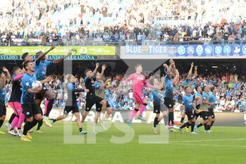 2022-10-29 - the Napoli players celebrate at the end of the match under the curve  during the Serie A match between SSC Napoli and Sassuolo Calcio at Diego Armando Maradona Stadium  - SSC NAPOLI VS US SASSUOLO - ITALIAN SERIE A - SOCCER