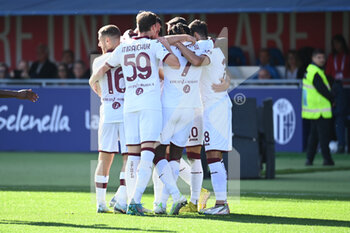 2022-11-06 - Torino team celebrating Sasa Lukic after his goal - BOLOGNA FC VS TORINO FC - ITALIAN SERIE A - SOCCER