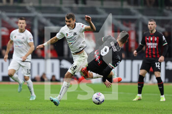 2022-11-05 - Olivier Giroud of AC Milan competes for the ball with Jakub Kiwior of Spezia Calcio during Serie A 2022/23 football match between AC Milan and Spezia Calcio at Giuseppe Meazza Stadium, Milan, Italy on November 05, 2022 - AC MILAN VS SPEZIA CALCIO - ITALIAN SERIE A - SOCCER