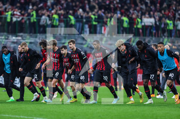 2022-11-05 - AC Milan players celebrate the victory at the end of the match during Serie A 2022/23 football match between AC Milan and Spezia Calcio at Giuseppe Meazza Stadium, Milan, Italy on November 05, 2022 - AC MILAN VS SPEZIA CALCIO - ITALIAN SERIE A - SOCCER