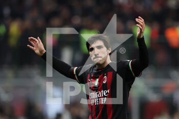 2022-11-05 - Sandro Tonali of AC Milan celebrates the victory at the end of the match during Serie A 2022/23 football match between AC Milan and Spezia Calcio at Giuseppe Meazza Stadium, Milan, Italy on November 05, 2022 - AC MILAN VS SPEZIA CALCIO - ITALIAN SERIE A - SOCCER