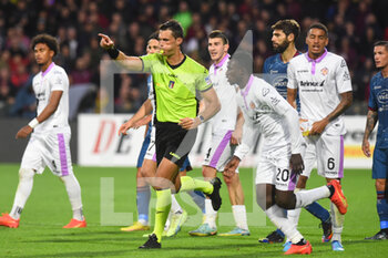 2022-11-05 - matteo marche albitro indicates the penalty during the Serie A match between US Salernitana 1919 v US Cremonese  at Arechi  Stadium  - US SALERNITANA VS US CREMONESE - ITALIAN SERIE A - SOCCER