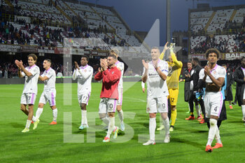 2022-11-05 - the Cremonese players thank their fans  during the Serie A match between US Salernitana 1919 v US Cremonese  at Arechi  Stadium  - US SALERNITANA VS US CREMONESE - ITALIAN SERIE A - SOCCER