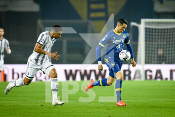 2022-11-10 - Verona's Kevin Lasagna in action against Juventus's Luiz da Silva Danilo - HELLAS VERONA FC VS JUVENTUS FC - ITALIAN SERIE A - SOCCER