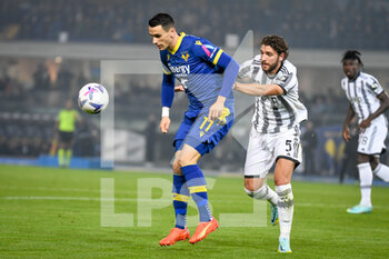 2022-11-10 - Verona's Kevin Lasagna in action against Juventus's Manuel Locatelli - HELLAS VERONA FC VS JUVENTUS FC - ITALIAN SERIE A - SOCCER