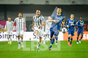 2022-11-10 - Juventus's Leonardo Bonucci in action against Verona's Milan Djuric - HELLAS VERONA FC VS JUVENTUS FC - ITALIAN SERIE A - SOCCER