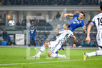 2022-11-10 - Juventus's Luiz da Silva Danilo in action against Verona's Milan Djuric - HELLAS VERONA FC VS JUVENTUS FC - ITALIAN SERIE A - SOCCER