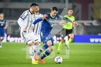 2022-11-10 - Verona's Kevin Lasagna hindered by Juventus's Filip Kostić - HELLAS VERONA FC VS JUVENTUS FC - ITALIAN SERIE A - SOCCER