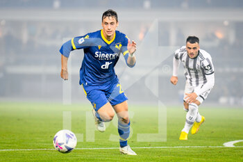 2022-11-10 - Verona's Filippo Terracciano in action against Juventus's Filip Kostić - HELLAS VERONA FC VS JUVENTUS FC - ITALIAN SERIE A - SOCCER