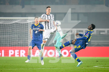 2022-11-10 - Juventus's Filip Kostić in action against Verona's Martin Hongla and Verona's Pawel Dawidowicz - HELLAS VERONA FC VS JUVENTUS FC - ITALIAN SERIE A - SOCCER