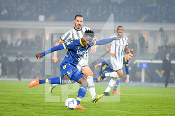 2022-11-10 - Verona's Ibrahim Sulemana tries to score a goal hindered by Juventus's Leonardo Bonucci - HELLAS VERONA FC VS JUVENTUS FC - ITALIAN SERIE A - SOCCER