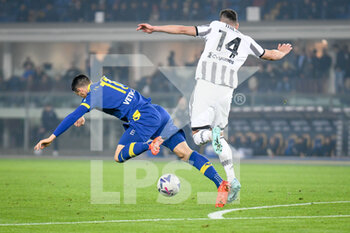2022-11-10 - Juventus's Arkadiusz Milik in action against Verona's Kevin Lasagna - HELLAS VERONA FC VS JUVENTUS FC - ITALIAN SERIE A - SOCCER