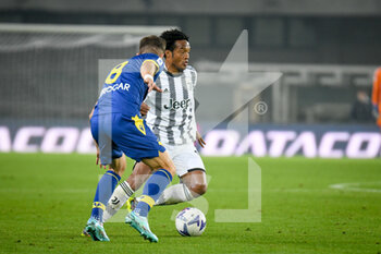 2022-11-10 - Juventus's Juan Cuadrado in action against Verona's Darko Lazovic - HELLAS VERONA FC VS JUVENTUS FC - ITALIAN SERIE A - SOCCER