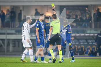 2022-11-10 - Verona's Miguel Veloso cautioned by the referee of the match Marco Di Bello - HELLAS VERONA FC VS JUVENTUS FC - ITALIAN SERIE A - SOCCER