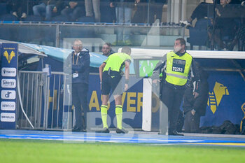 2022-11-10 - The referee of the match Marco Di Bello at VAR - HELLAS VERONA FC VS JUVENTUS FC - ITALIAN SERIE A - SOCCER