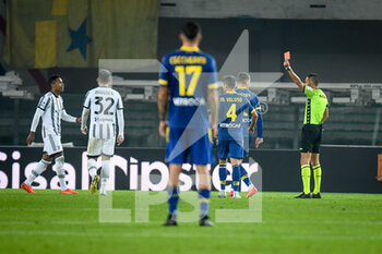 2022-11-10 - The referee of the match Marco Di Bello shows red card to Juventus's Luiz da Silva Danilo - HELLAS VERONA FC VS JUVENTUS FC - ITALIAN SERIE A - SOCCER