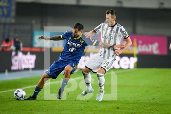 2022-11-10 - Verona's Federico Ceccherini  in action against Juventus's Arkadiusz Milik - HELLAS VERONA FC VS JUVENTUS FC - ITALIAN SERIE A - SOCCER